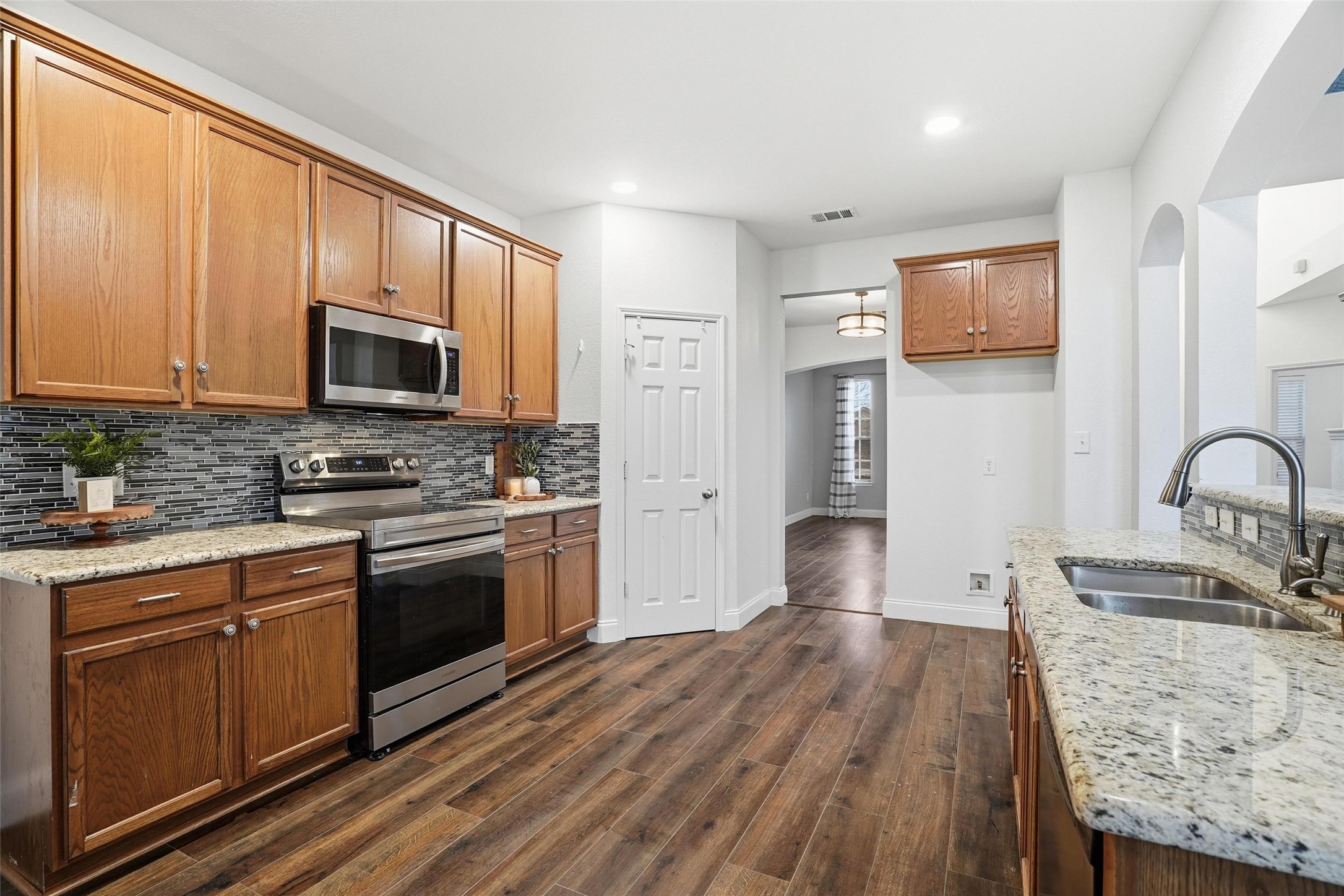508 Lakeview Circle Burleson TX 76028