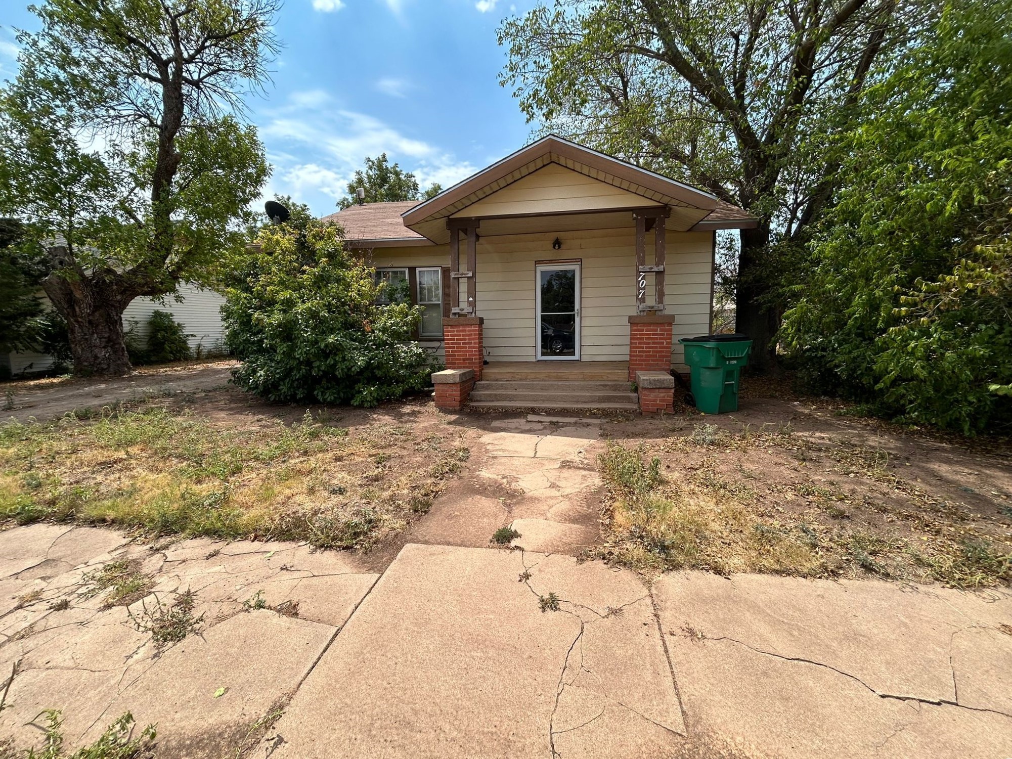 707 W 4th Street Quanah TX 79252
