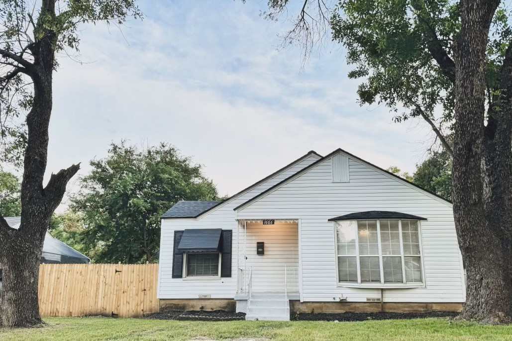 1666 Long Avenue River Oaks TX 76114