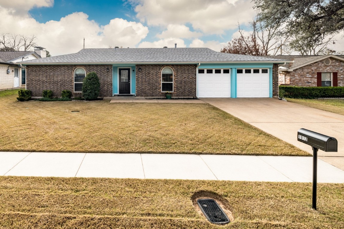 1912 Lexington Place Bedford TX 76022