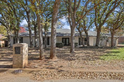 905 Oakmont Lane N Fort Worth TX 76112