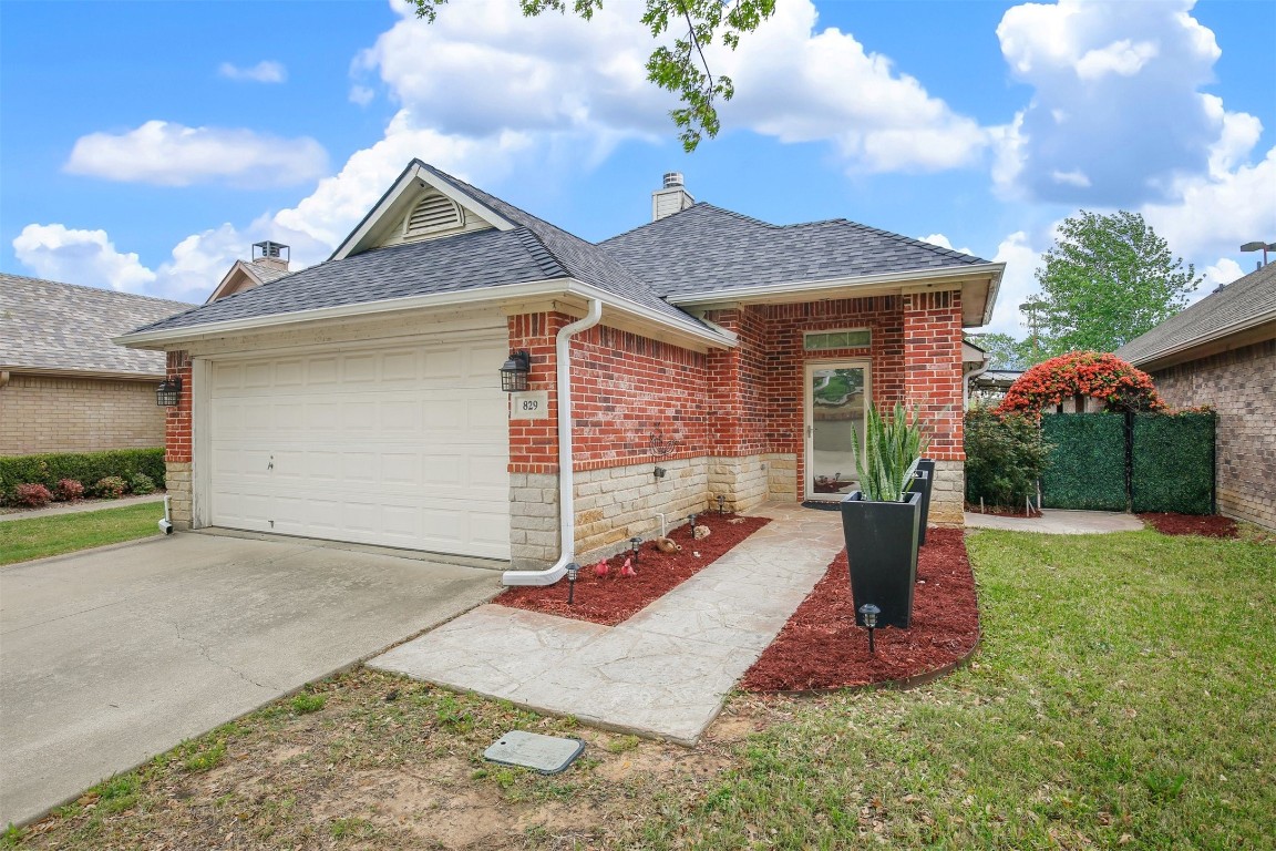 829 Claycourt Circle Fort Worth TX 76120