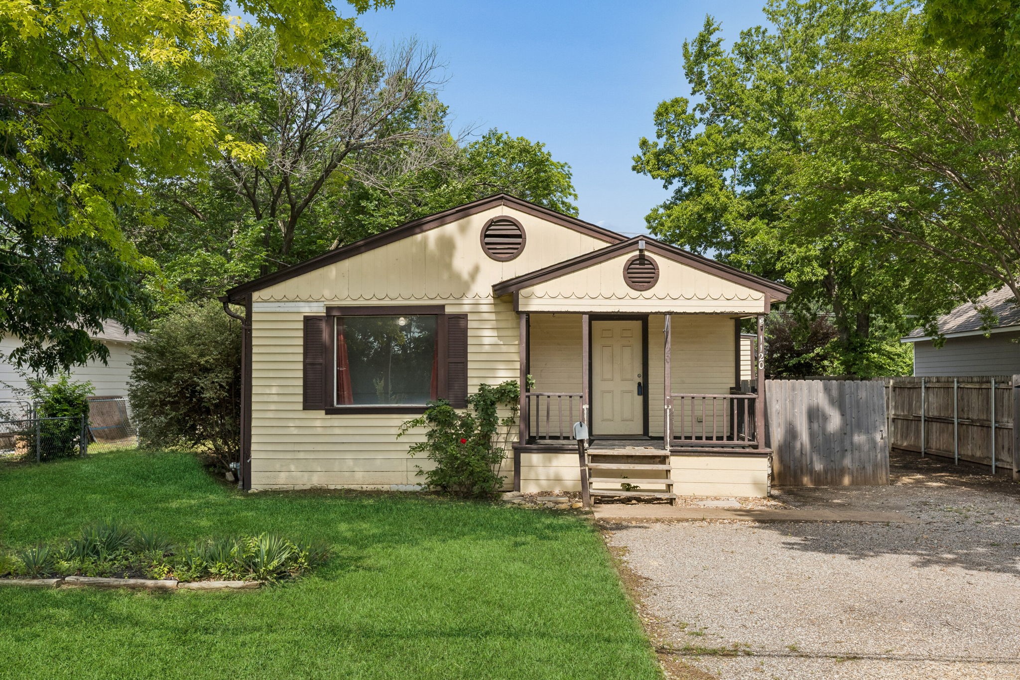 1120 S Pine Street Grapevine TX 75050