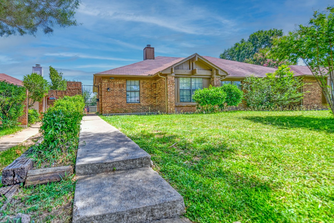10352 Oak Branch Lane Dallas TX 75227