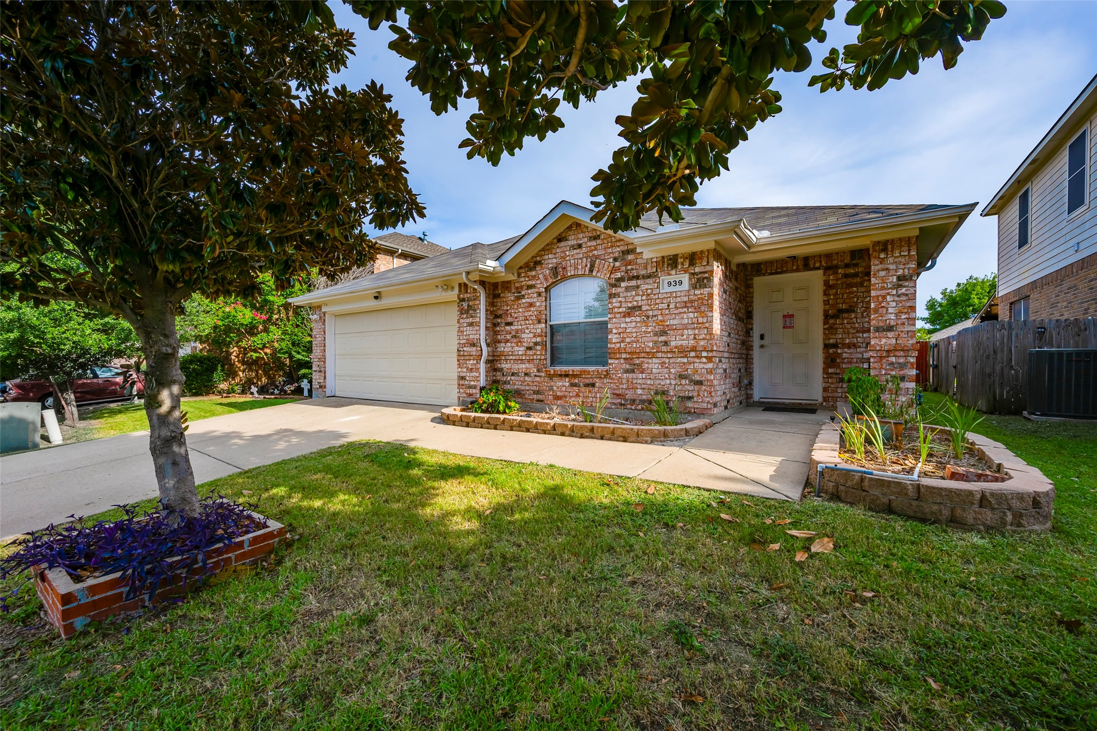 939 Wood Brook Drive Grand Prairie TX 75052