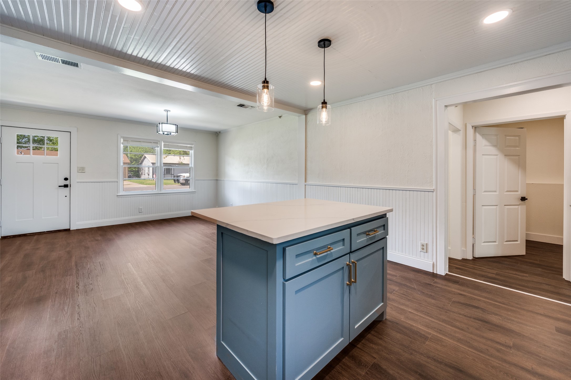 544 NW King Street Burleson TX 76028