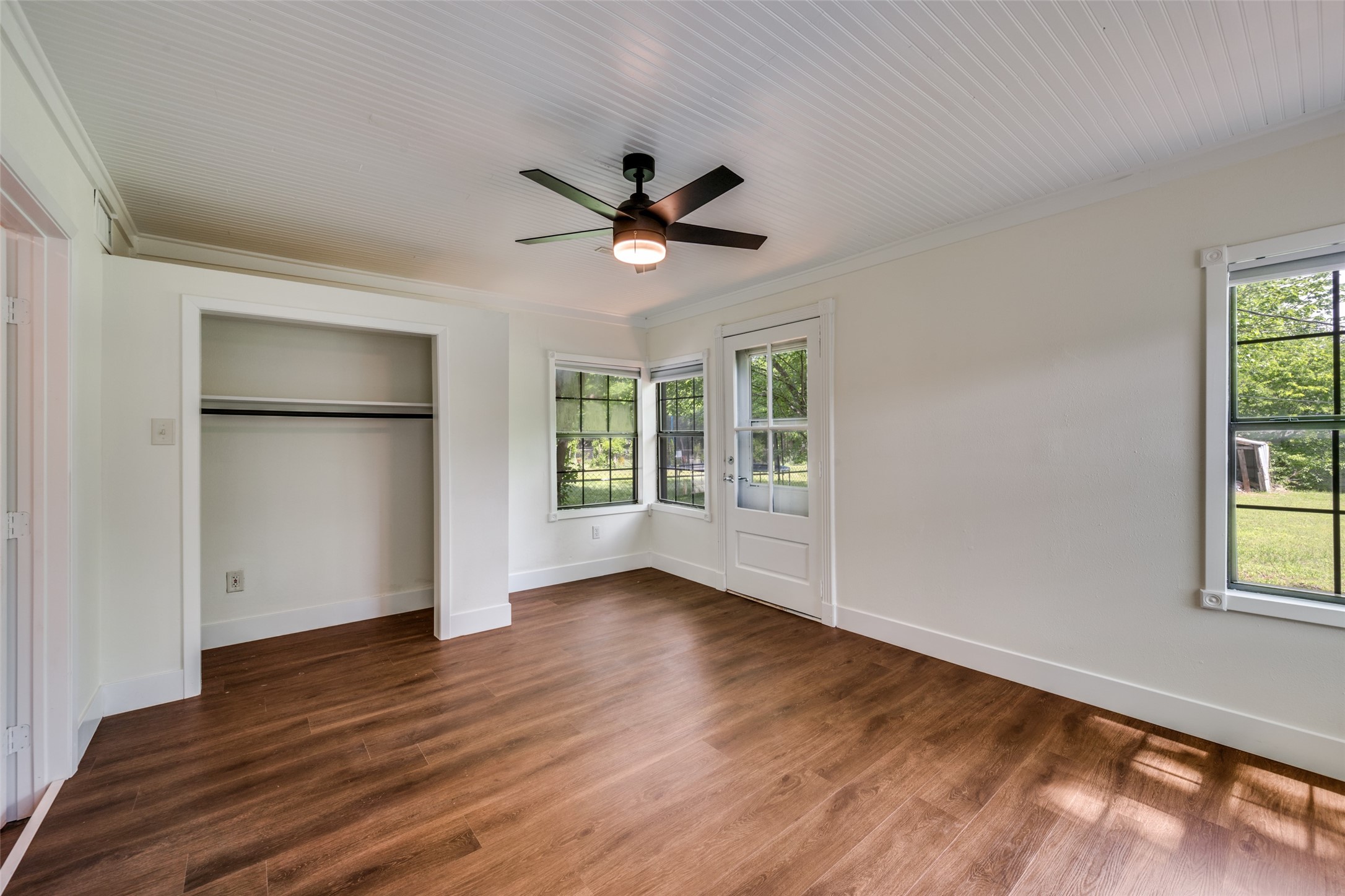 544 NW King Street Burleson TX 76028