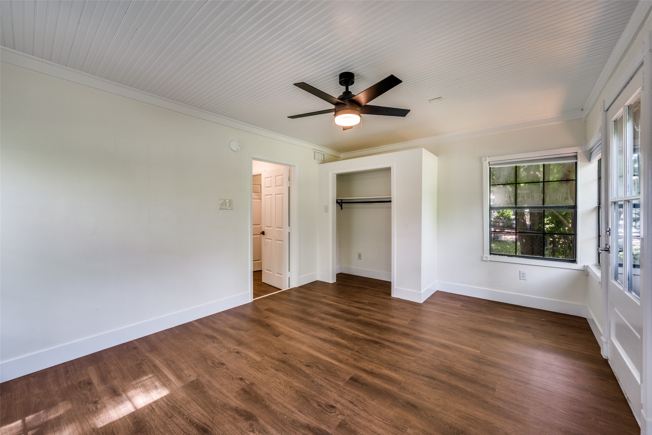 544 NW King Street Burleson TX 76028