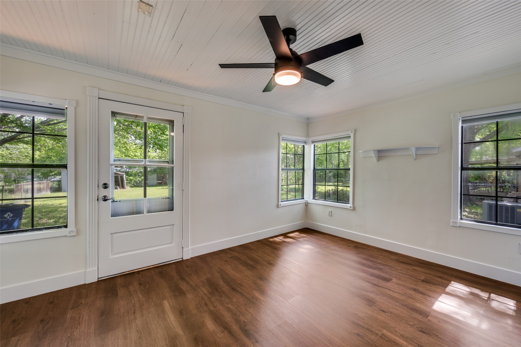 544 NW King Street Burleson TX 76028