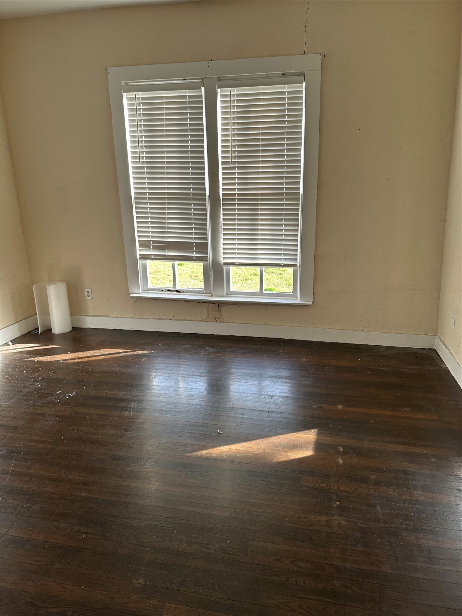 607 NW Main Street Ennis TX 75119