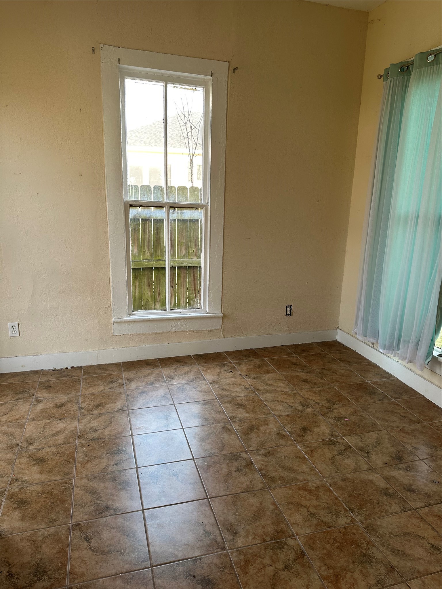 607 NW Main Street Ennis TX 75119