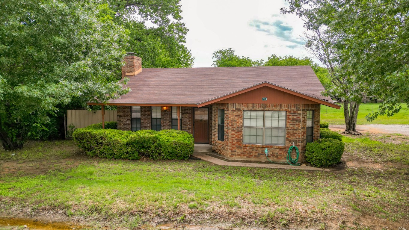 733 S Moseley Street De Leon TX 76444