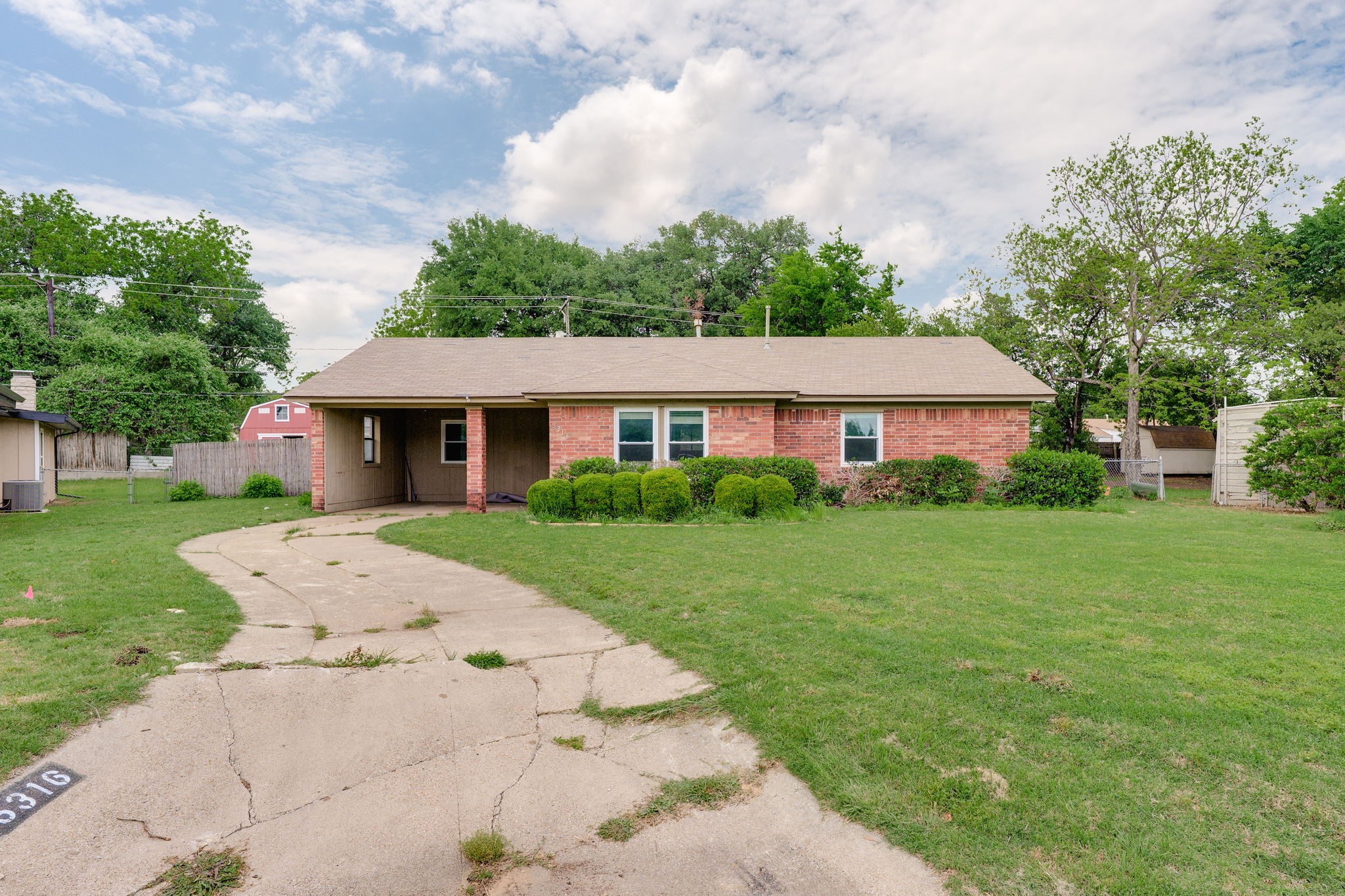 5316 Cahill Oval Street River Oaks TX 76114