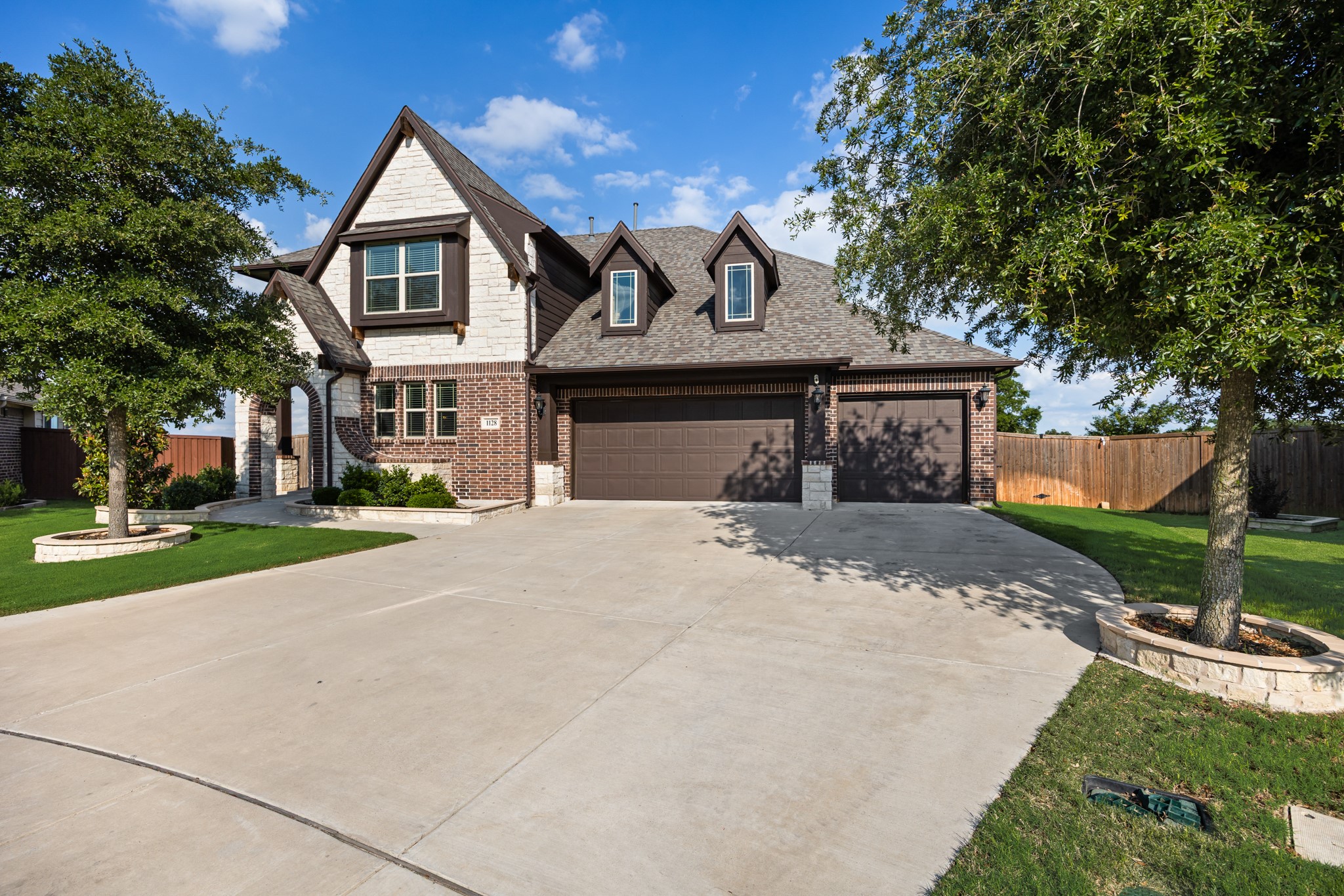 1128 English Oak Court Burleson TX 76028