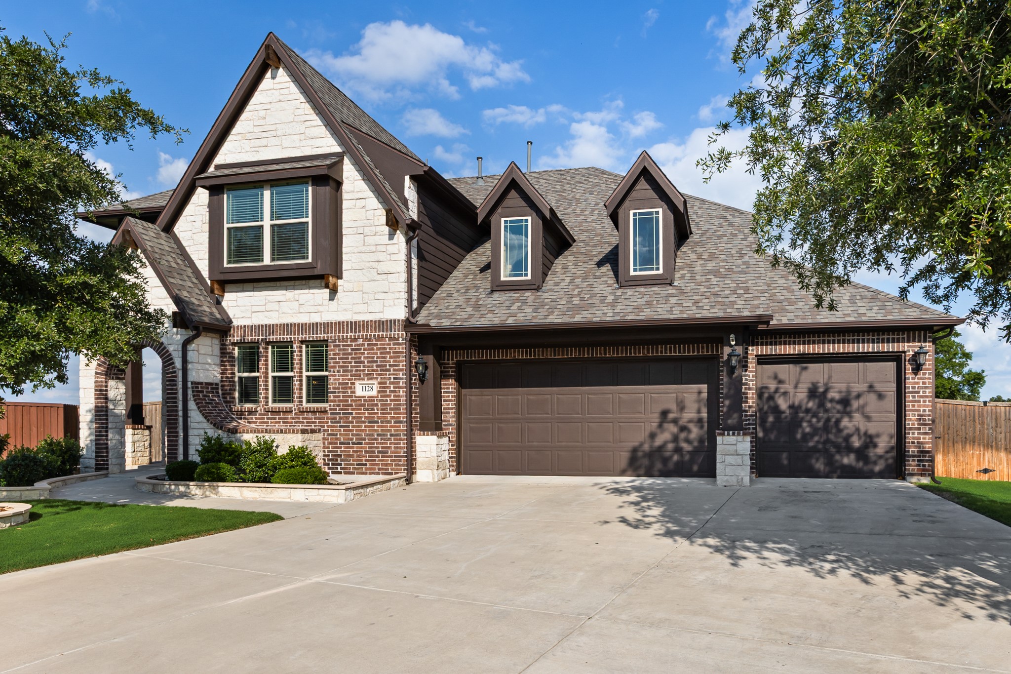 1128 English Oak Court Burleson TX 76028
