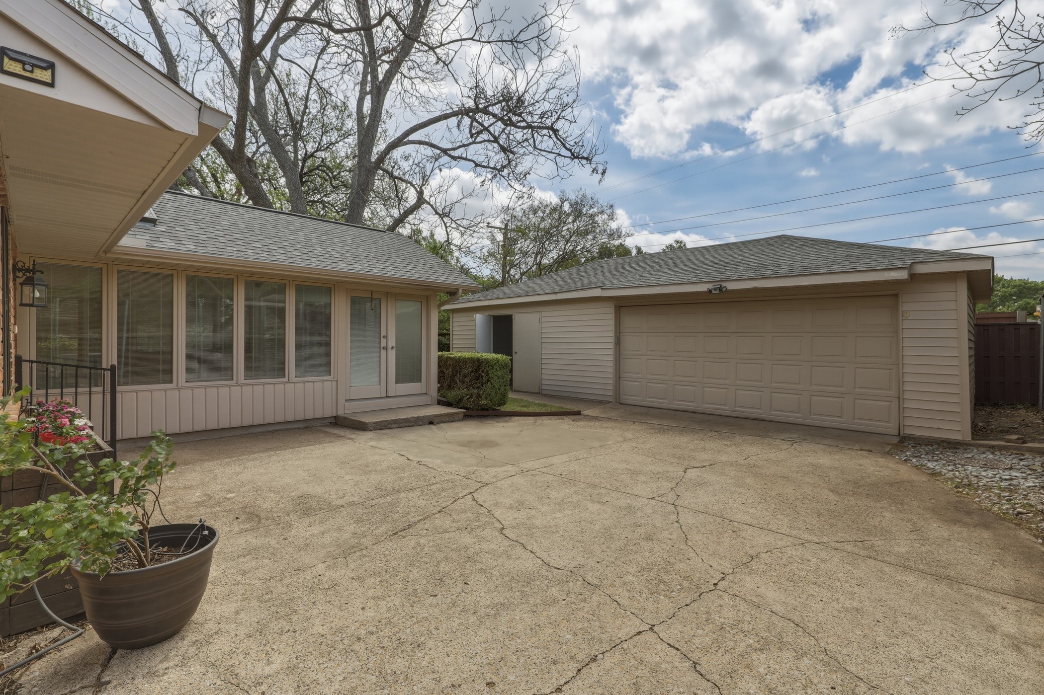 6338 Town Hill Lane Dallas TX 75214