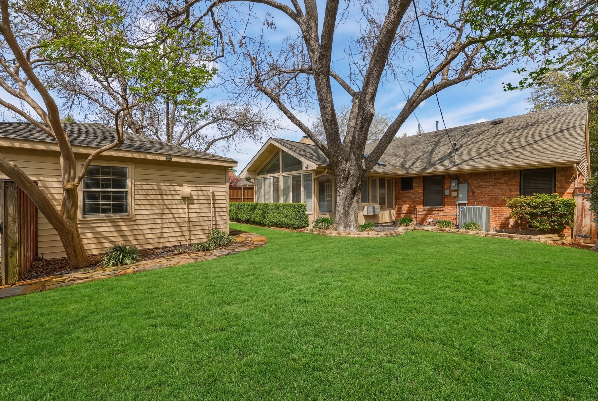 6338 Town Hill Lane Dallas TX 75214