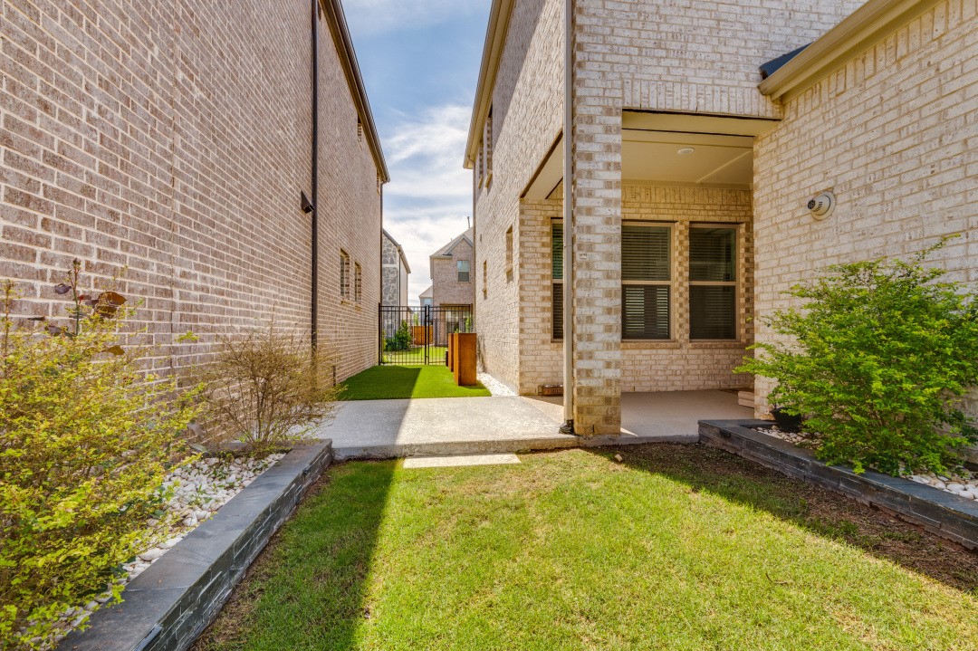 704 Yellow Warbler Way Arlington TX 76005