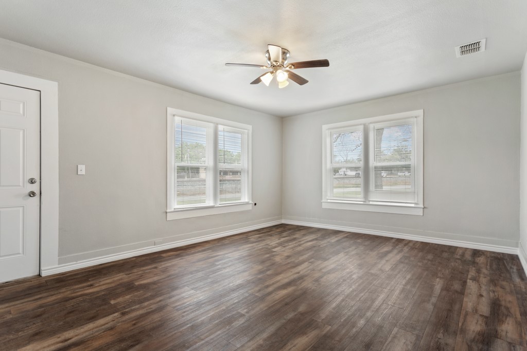 407 W Carnegie Street Winnsboro TX 75494