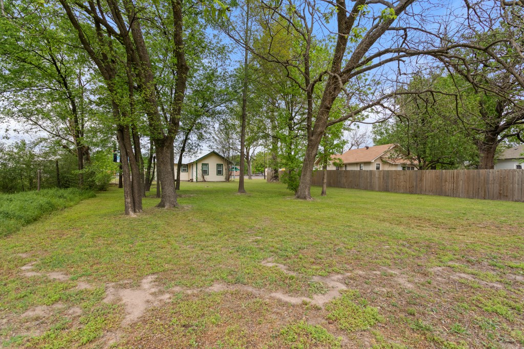 407 W Carnegie Street Winnsboro TX 75494