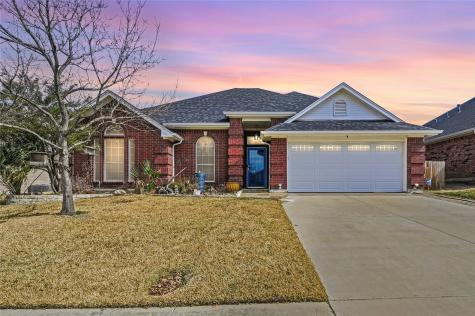 816 W Lonesome Dove Trail Arlington TX 76001