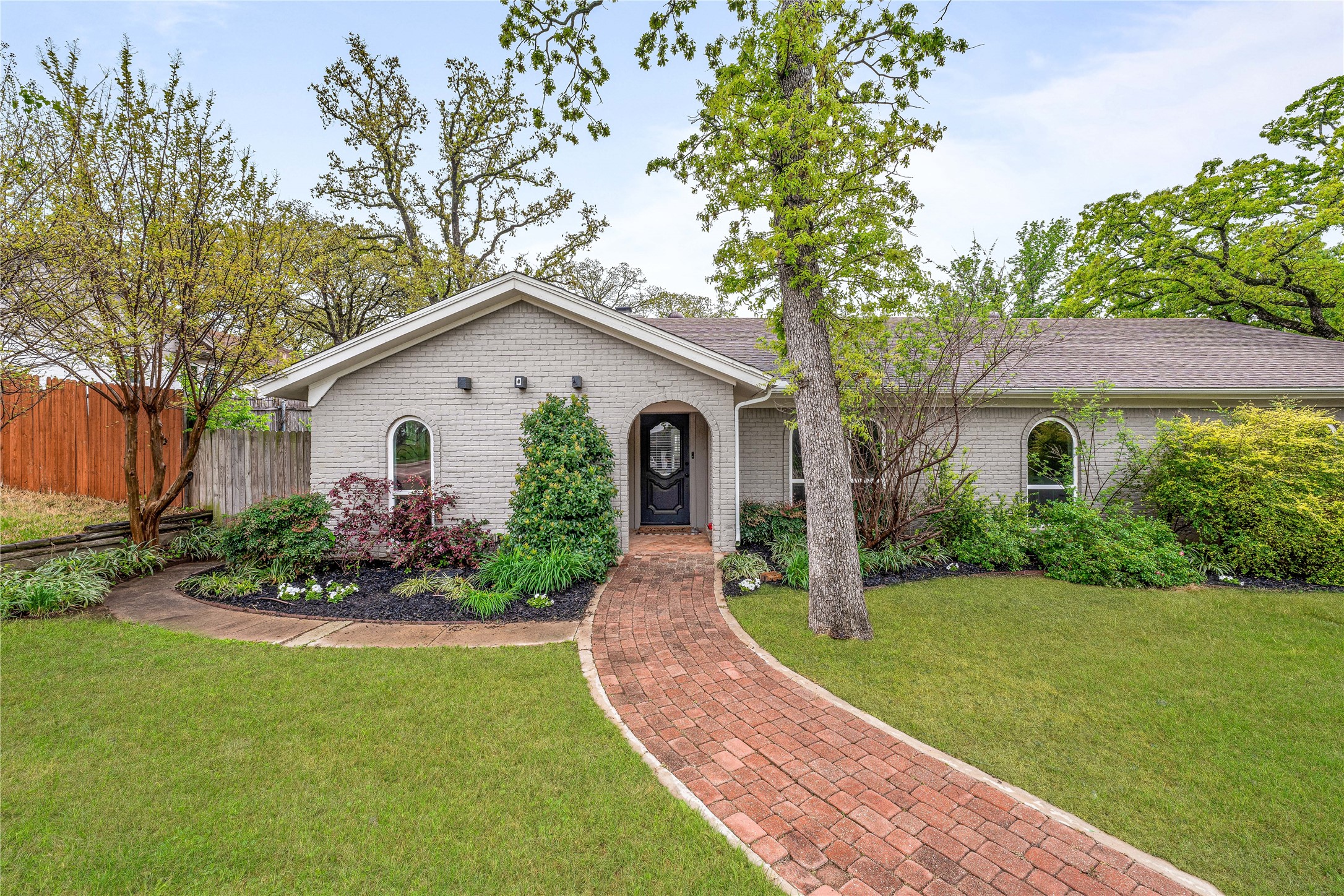 103 W Ash Euless TX 76039