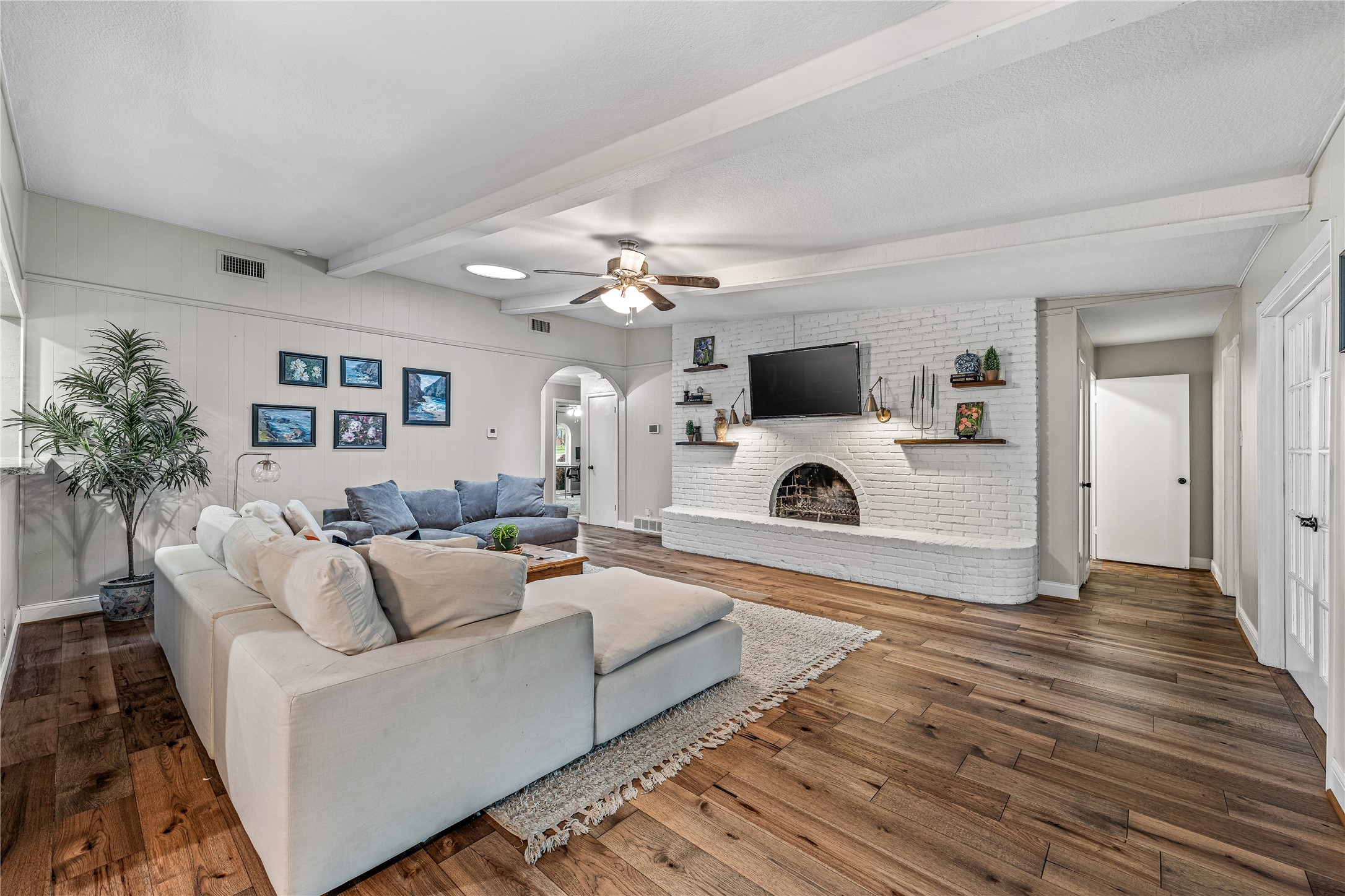 103 W Ash Euless TX 76039