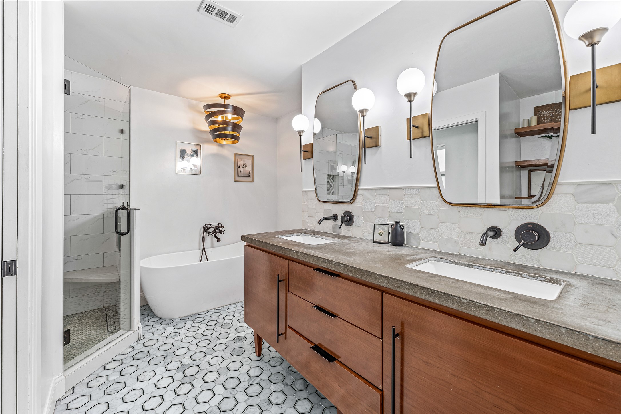 103 W Ash Euless TX 76039