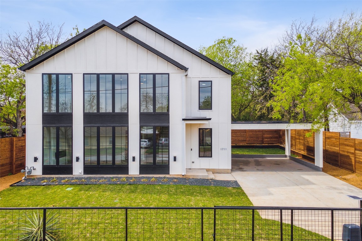 1711 N Edgefield Avenue Dallas TX 75208