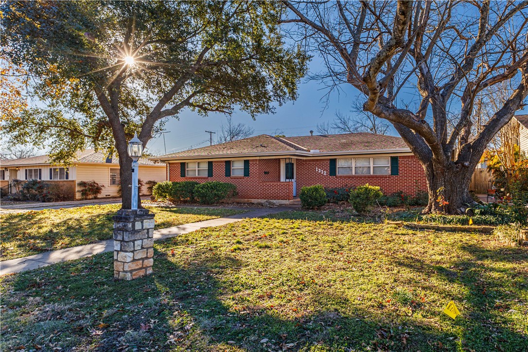 1312 W 3rd Street Mcgregor TX 76657