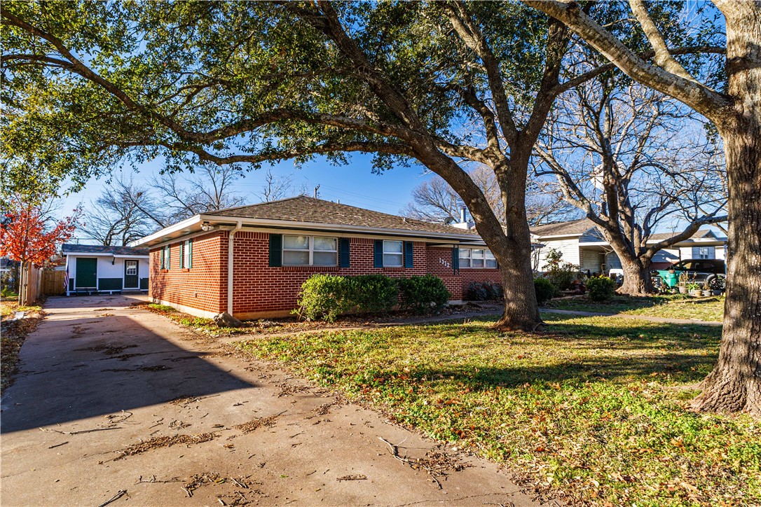 1312 W 3rd Street Mcgregor TX 76657
