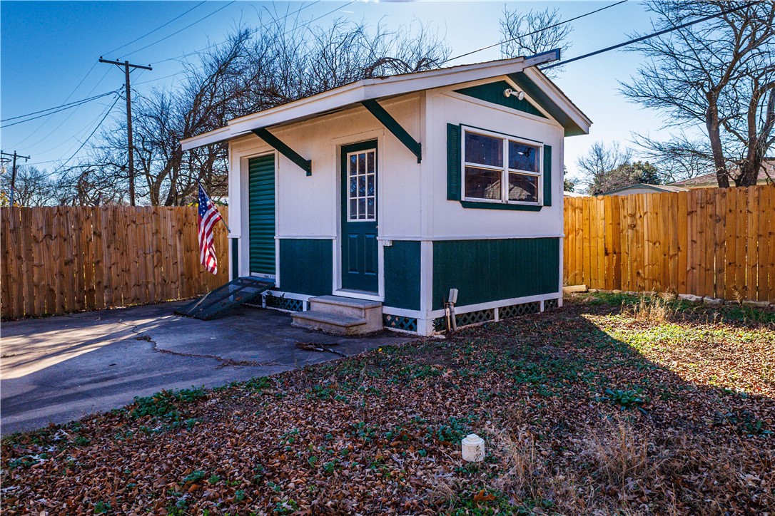 1312 W 3rd Street Mcgregor TX 76657