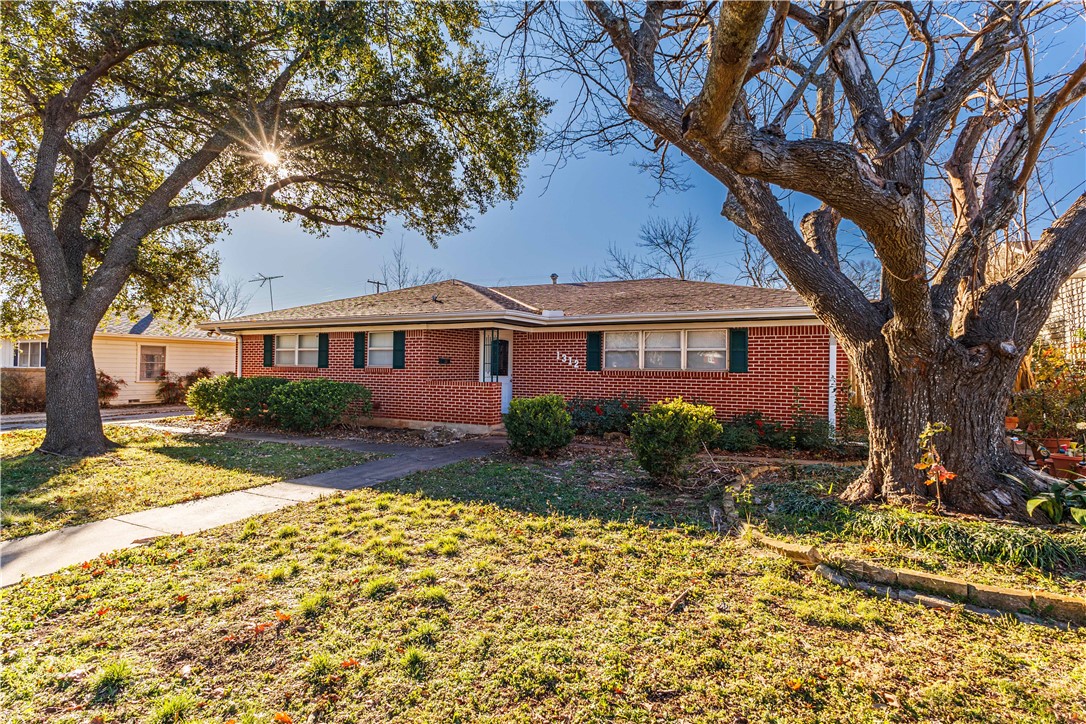 1312 W 3rd Street Mcgregor TX 76657