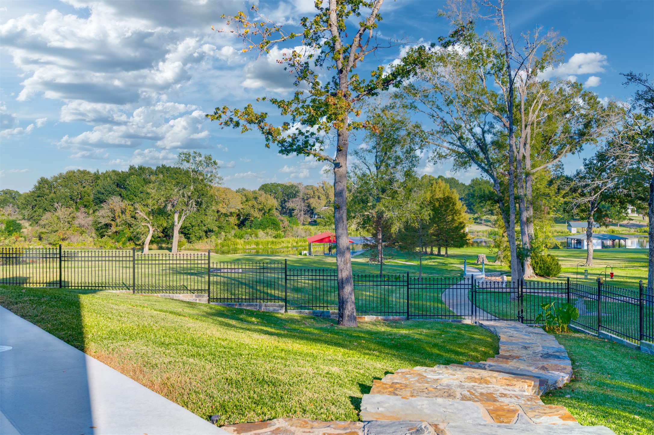 2001 Rose Pointe Athens TX 75752