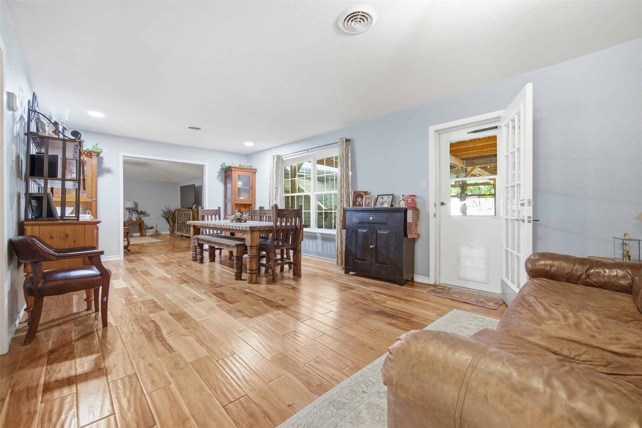 1609 Comanche Trail Garland TX 75043
