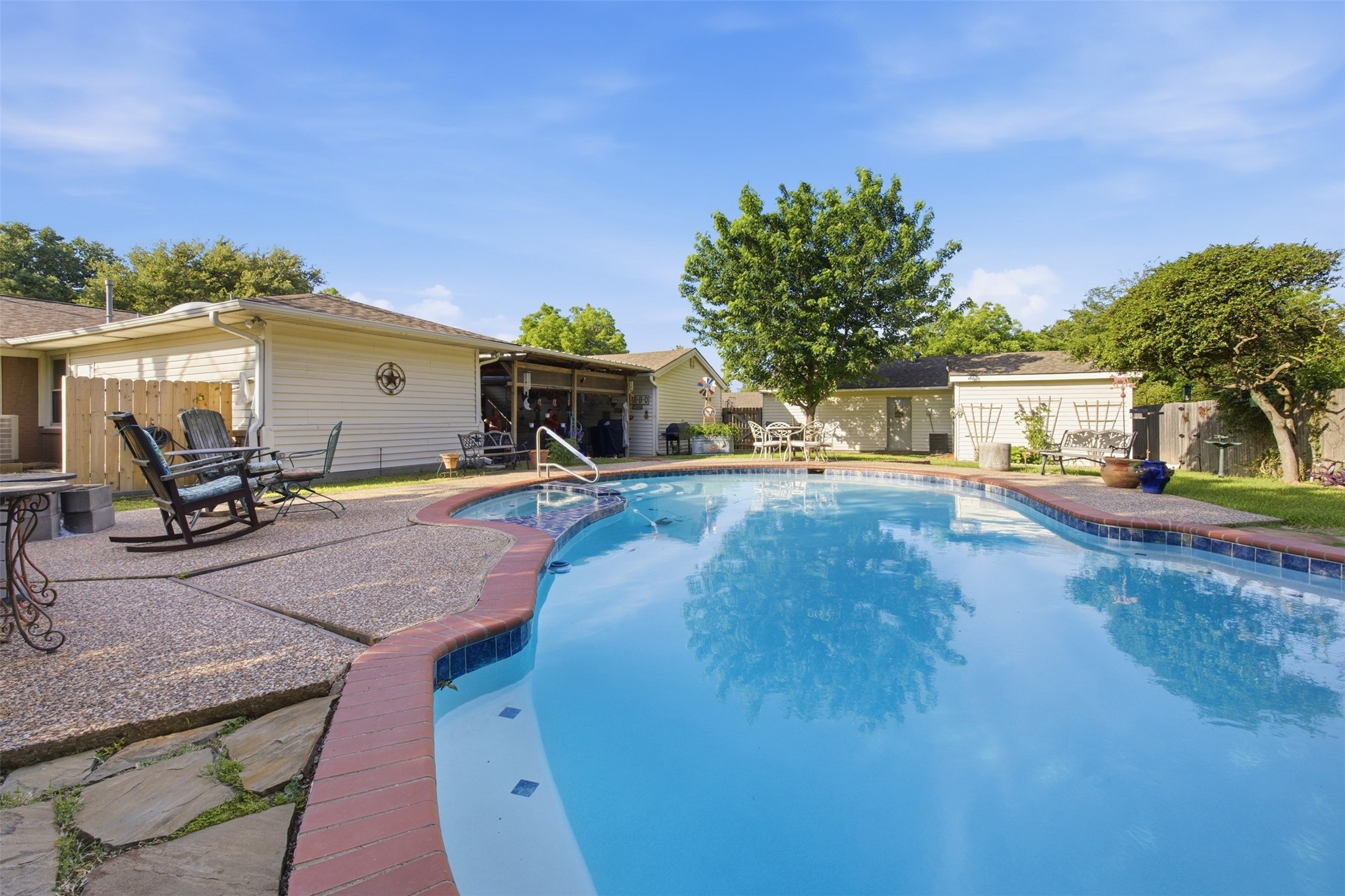 1609 Comanche Trail Garland TX 75043