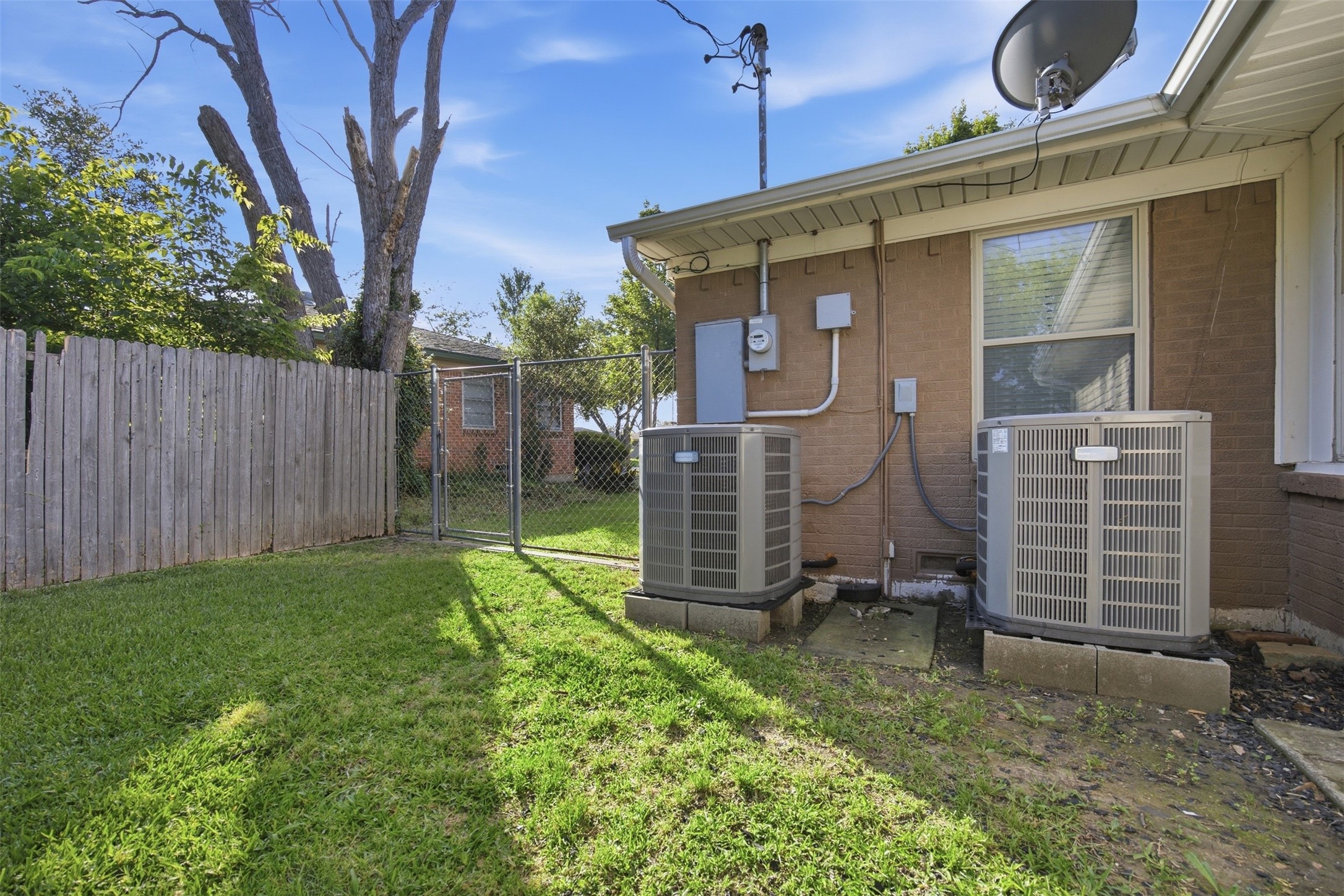1609 Comanche Trail Garland TX 75043