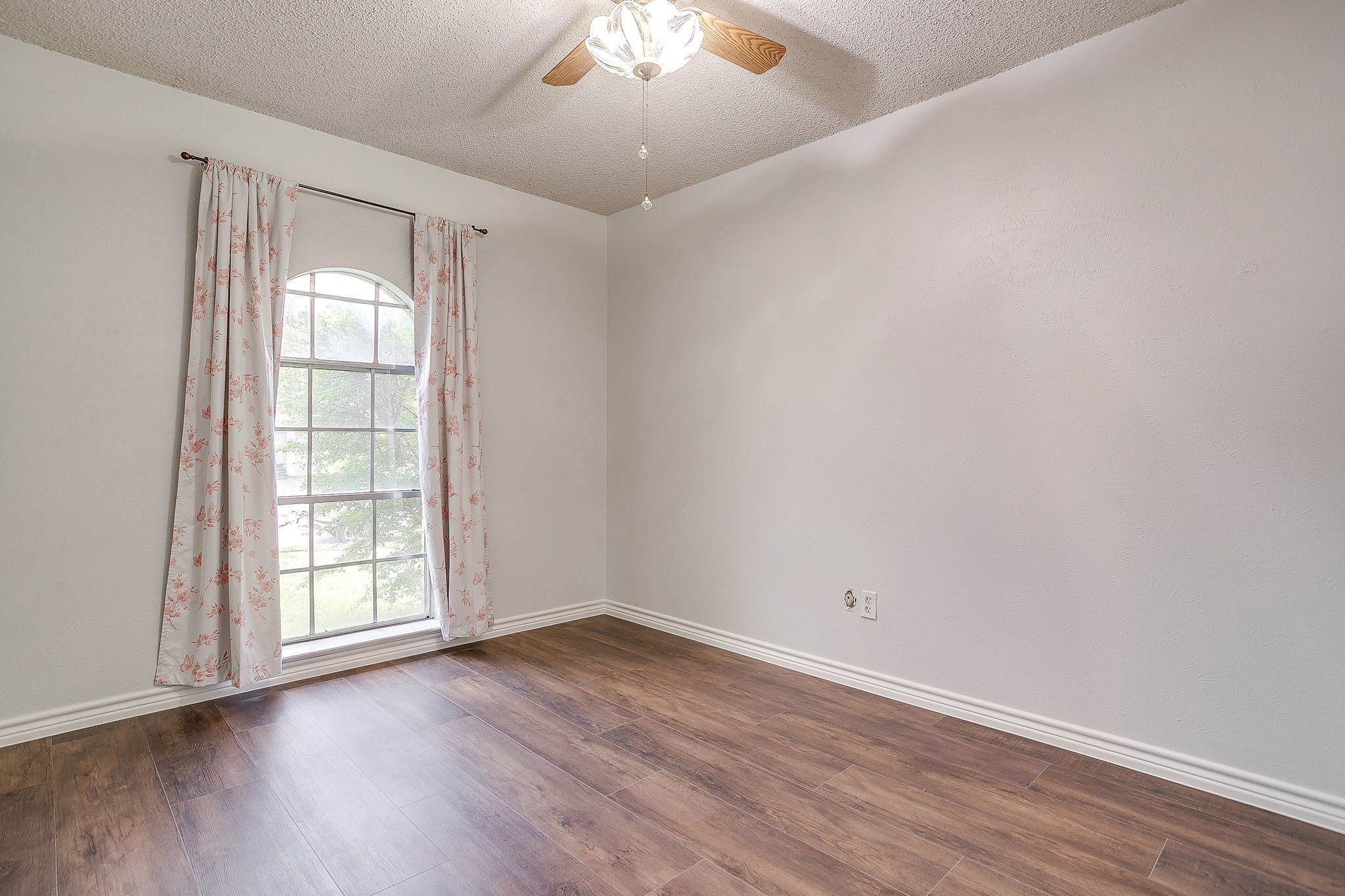 529 Jayellen Avenue Burleson TX 76028