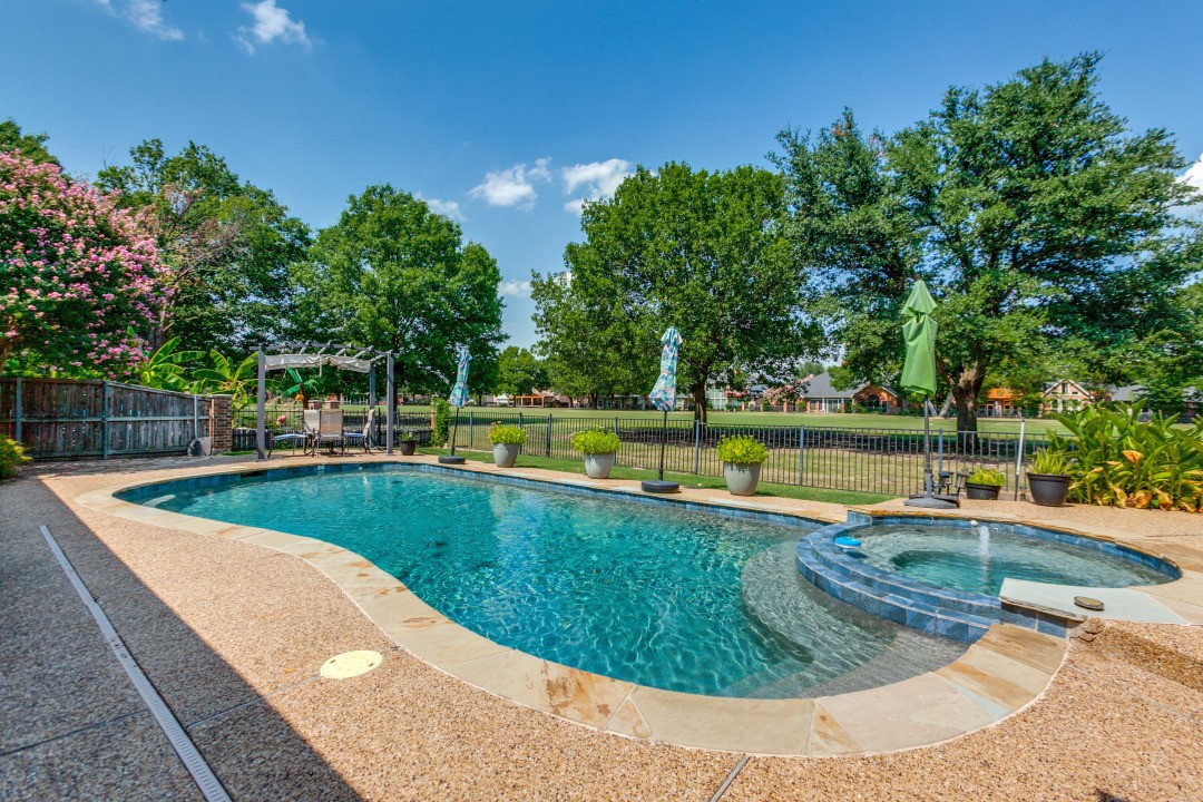 2925 Oak Springs Drive Garland TX 75044