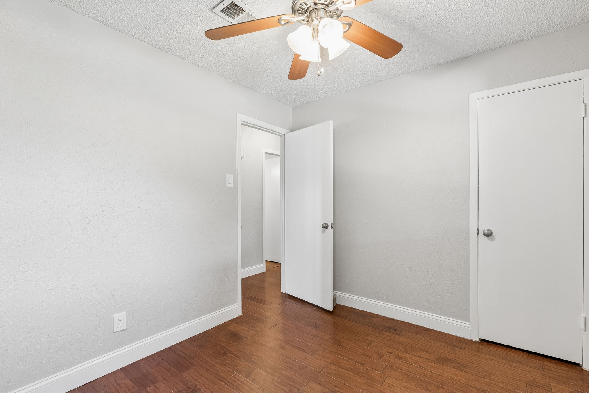 2016 Meadow Lark Irving TX 75060