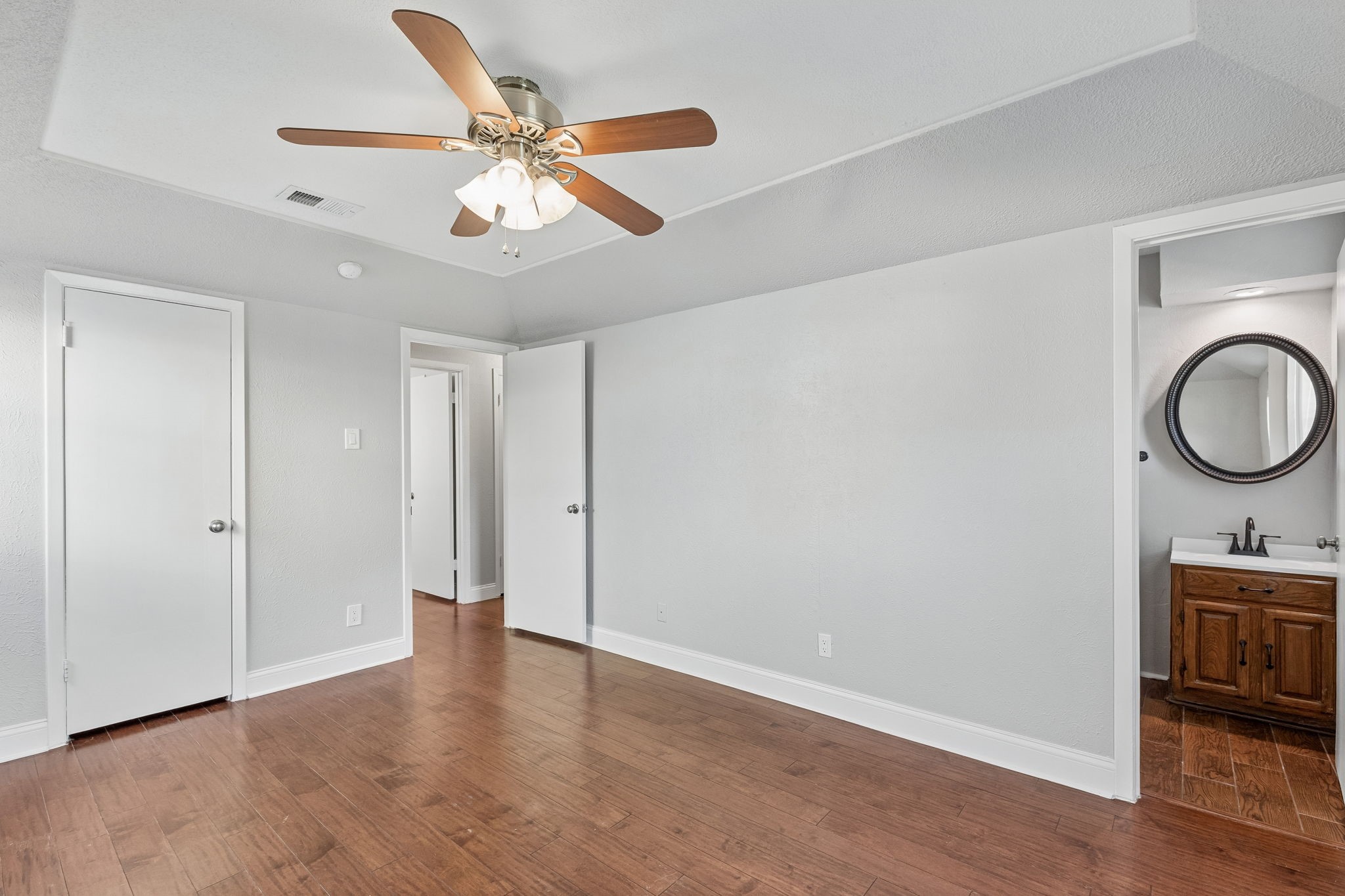2016 Meadow Lark Irving TX 75060