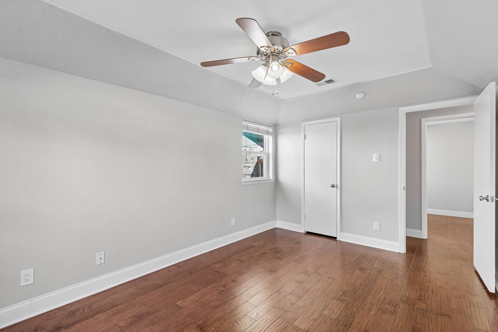 2016 Meadow Lark Irving TX 75060