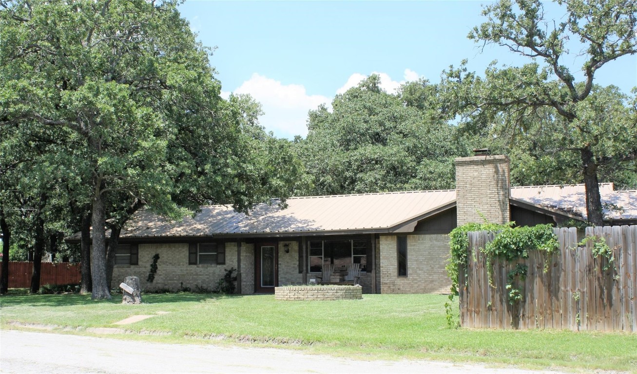 186 Tanglewood Street Bowie TX 76230