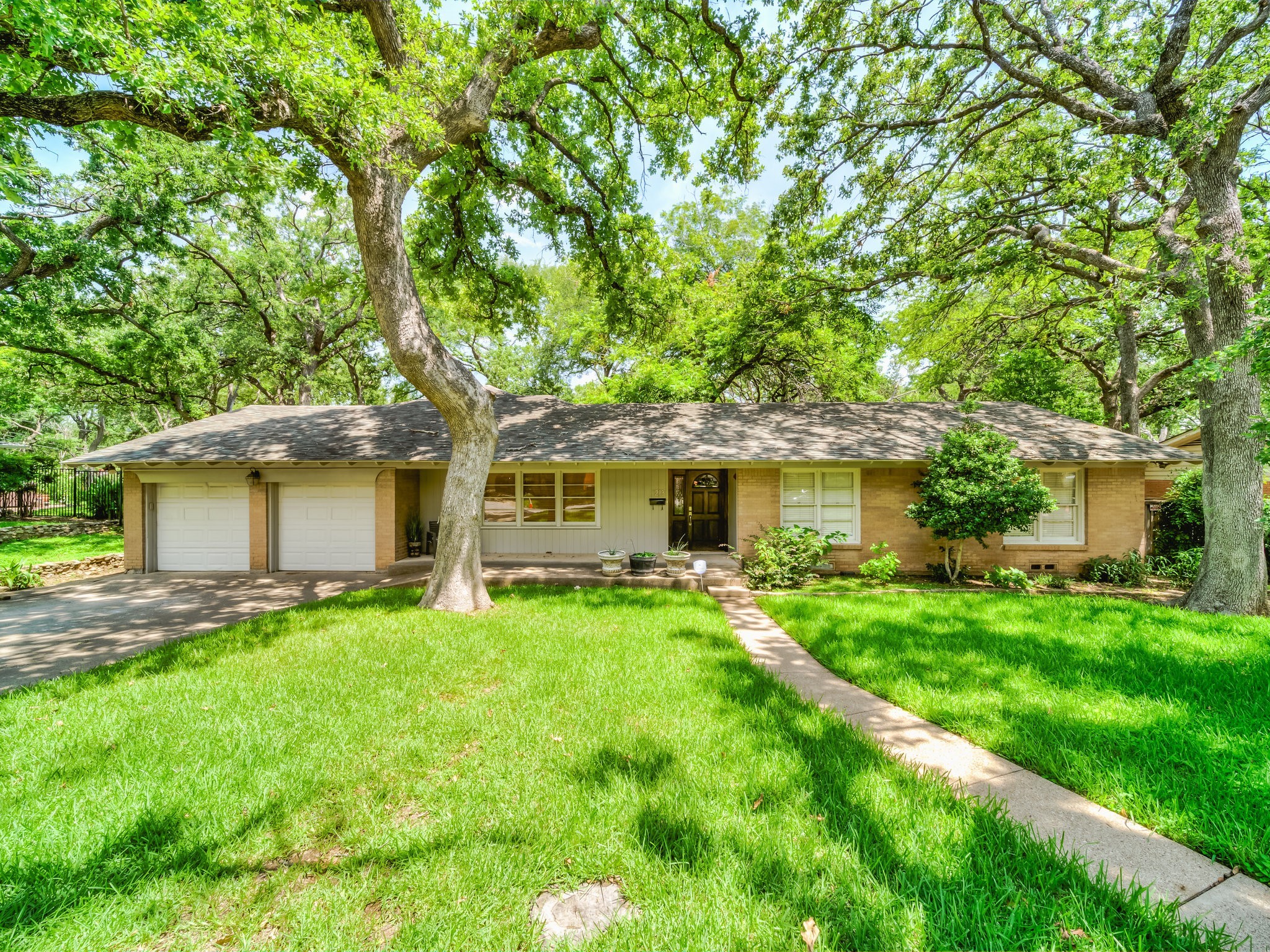 1213 W Cedar Street Arlington TX 76012