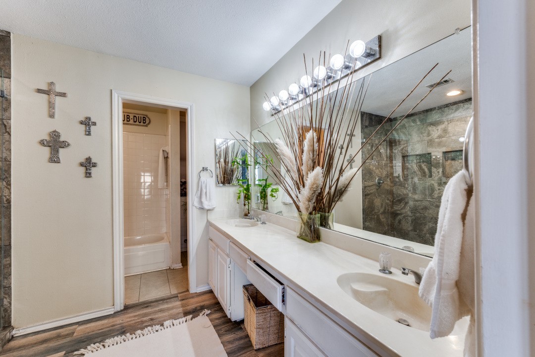 1801 Old Oak Drive Arlington TX 76012