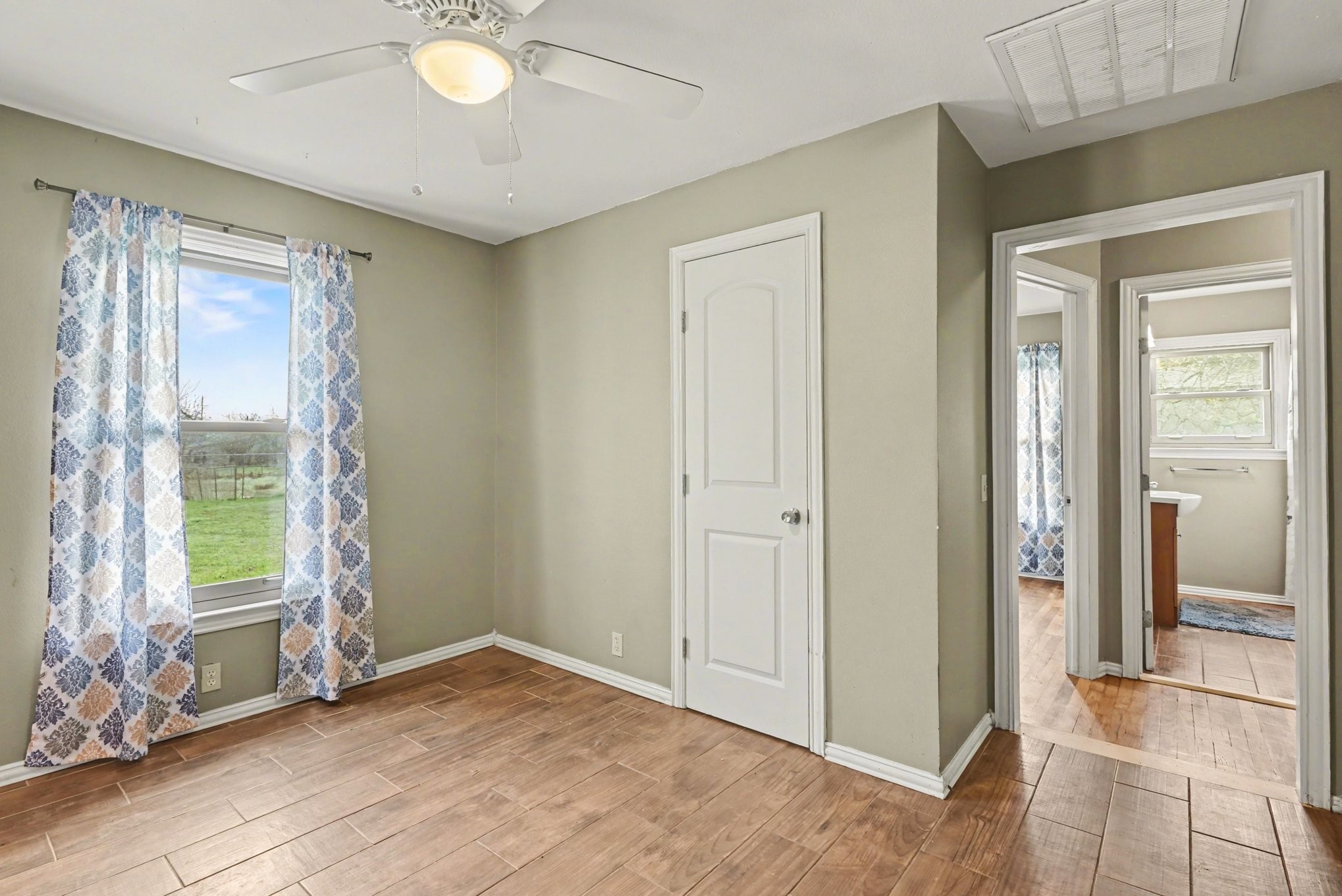 108 N Cherry Lane Granbury TX 76048