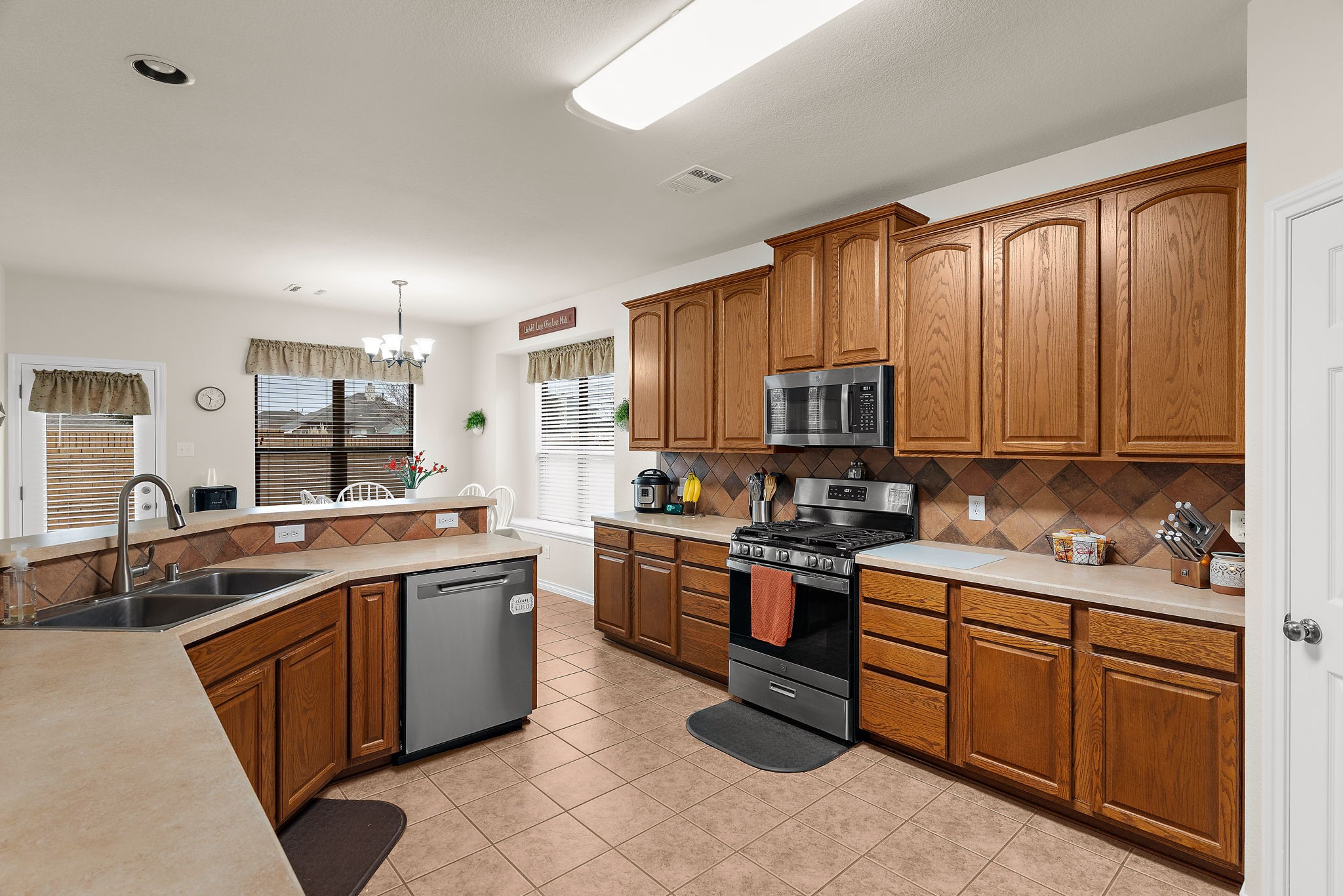 221 Villanova Drive Van Alstyne TX 75495