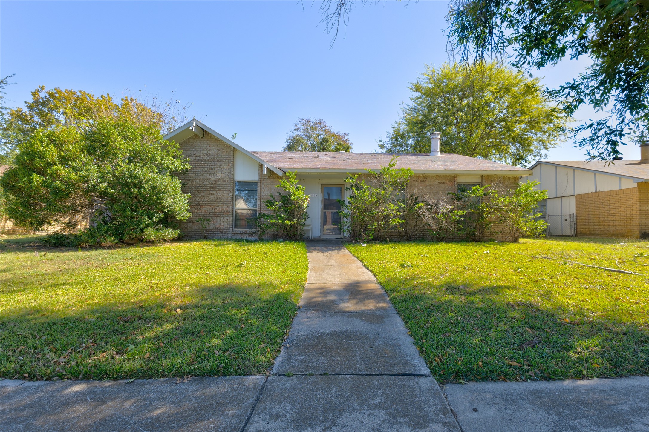 1833 Clark Trail Grand Prairie TX 75052
