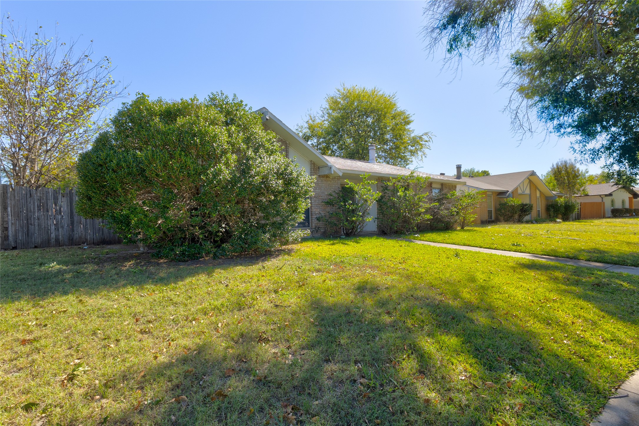 1833 Clark Trail Grand Prairie TX 75052