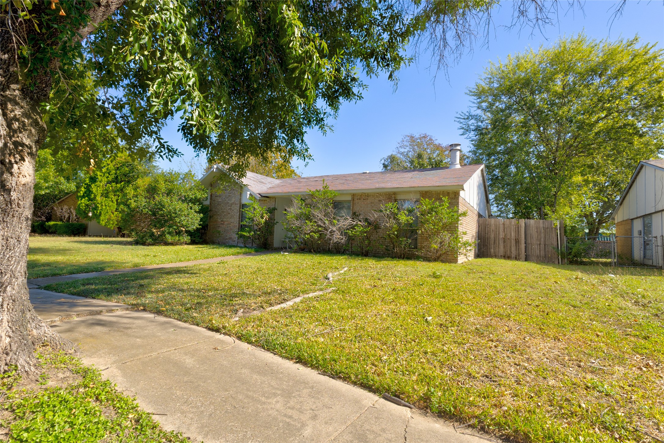 1833 Clark Trail Grand Prairie TX 75052